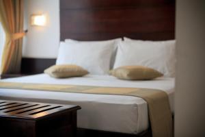 Postel nebo postele na pokoji v ubytování Lavendish Okrin Hotel