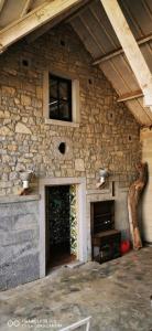 杜柏的住宿－杜柏山林小屋，一座石头建筑,设有壁炉和石墙