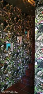 Una pared con un mural de plantas. en Le Durbuy Lodge, en Durbuy