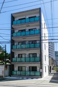 東京にあるAsakusa Sky Stay Tiffany blue Roomの側面にバルコニーがある高層ビル