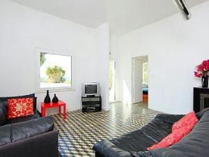 een woonkamer met een bank en een tv bij Casa da Guarda in Alvor