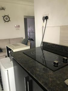 Кухня или мини-кухня в Chevron VIP Studio Apartment
