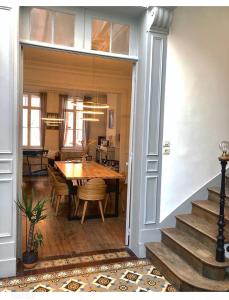 亞眠的住宿－Ginkgo Maison d'hôtes，用餐室和带桌子的客厅