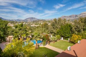 an aerial view of a yard with a pool and mountains at Hotel Tossal d'Altea in Altea