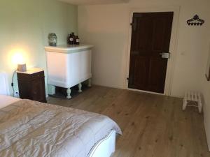 1 dormitorio con 1 cama y suelo de madera en B&B Bären en Rüeggisberg