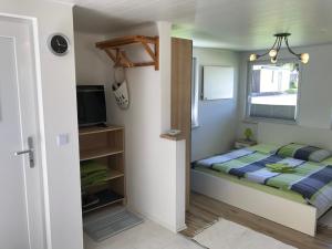 Llit o llits en una habitació de Ferienbungalow Grünbach