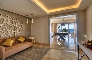 格罗斯岛Royalton Saint Lucia, An Autograph Collection All-Inclusive Resort的带沙发和桌子的客厅