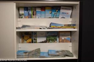 une étagère remplie de livres dans une librairie dans l'établissement bahnhofsnahe, ruhige und sonnige 2 Zimmerwohnung im Dichterviertel (bis 4 Personen), à Wiesbaden