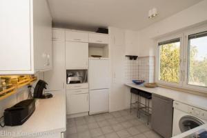 Ett kök eller pentry på bahnhofsnahe, ruhige und sonnige 2 Zimmerwohnung im Dichterviertel (bis 4 Personen)