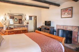 een slaapkamer met een bed, een wastafel en een spiegel bij Lajitas Golf Resort in Terlingua