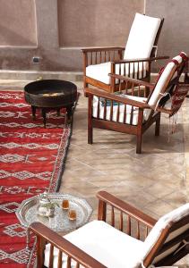 - un salon avec des fauteuils à bascule et une table basse dans l'établissement Dar Beija, à Marrakech