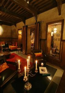 een woonkamer met een tafel met kaarsen erop bij Dar Beija in Marrakesh