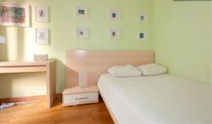 1 dormitorio con cama, escritorio y cuadros en la pared en Zen Central Apartment, en Lisboa