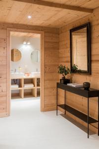 bagno con lavandino e specchio di Coco Chalet ad Arâches