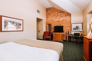 Habitación de hotel con cama y TV en St. Eugene Golf Resort & Casino, en Cranbrook