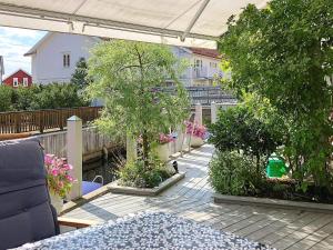 un patio con árboles y plantas en un balcón en 7 person holiday home in STR MSTAD en Strömstad