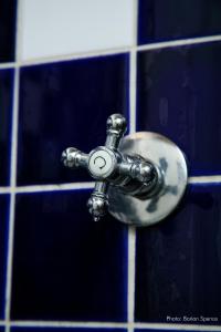 lavabo con grifo en una pared de azulejos azules en The Overlook en Keimoes