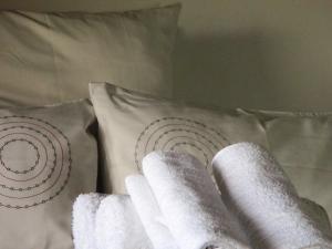 un par de calcetines blancos en una cama con almohadas en The Overlook en Keimoes