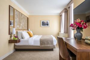 Una cama o camas en una habitación de Warwick Allerton Chicago