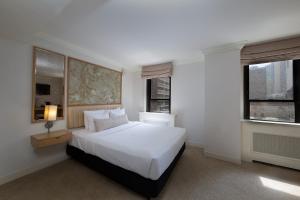 Una cama o camas en una habitación de Warwick Allerton Chicago