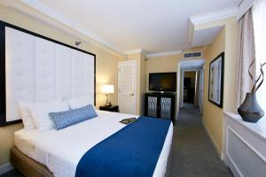 Una cama o camas en una habitación de Warwick Allerton Chicago