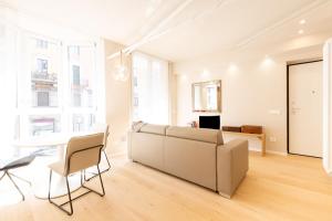 ein Wohnzimmer mit einem Sofa und einem Tisch in der Unterkunft Casa da Suite Perfecta in Mailand