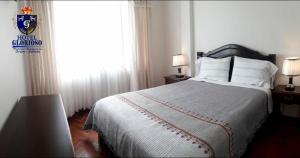 1 dormitorio con cama y ventana en Hotel Glorioso, en Oruro