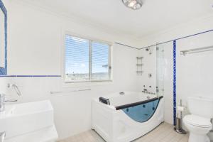 Un baño con bañera, inodoro y lavabo. en The Blue Cottage, en Ulladulla 30 fotos más