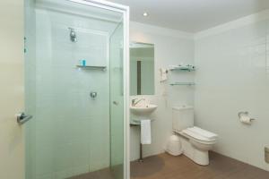 ein Bad mit einer Dusche, einem WC und einem Waschbecken in der Unterkunft The Dorsal Boutique Hotel in Forster