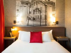 Un pat sau paturi într-o cameră la Aparthotel Adagio Basel City