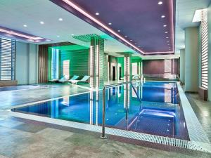 a large swimming pool in a hotel room at Novotel Moscow Kievskaya in Moscow