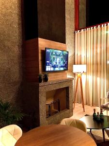 Uma TV ou centro de entretenimento em Canyons Guest House