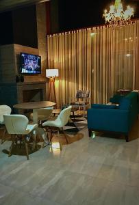 Uma área de estar em Canyons Guest House