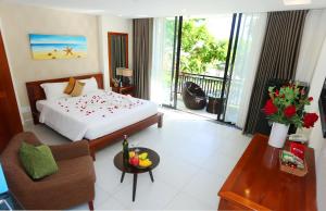 una camera con letto e balcone di Son Tra Green Hotel & Apartment a Da Nang