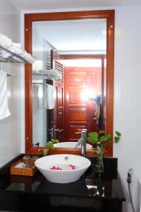 bagno con lavandino e grande specchio di Son Tra Green Hotel & Apartment a Da Nang