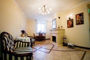 ein Wohnzimmer mit einem Tisch und einem Kamin in der Unterkunft Oselya Hotel in Kiew