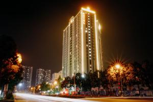 Bắc Ninh的住宿－Grand Phoenix Hotel Bac Ninh，一座高大的建筑,晚上有灯