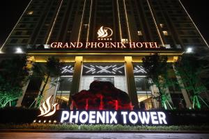 una señal frente a una torre fénix por la noche en Grand Phoenix Hotel Bac Ninh en Bắc Ninh