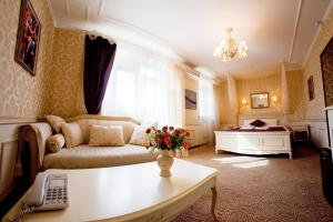salon z kanapą i stołem w obiekcie Oselya Hotel w Kijowie