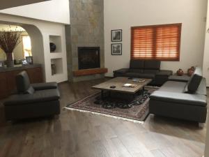 sala de estar con sofás, mesa y chimenea en Habitaciones con baño privado disponibles, en Ciudad de México