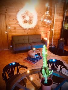 Posezení v ubytování Chalet Le Cactus avec sauna privatif