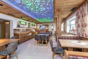 Część wypoczynkowa w obiekcie Hotel Garni Siegmundshof - inclusive Joker Card im Sommer