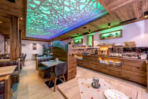 Restauracja lub miejsce do jedzenia w obiekcie Hotel Garni Siegmundshof - inclusive Joker Card im Sommer