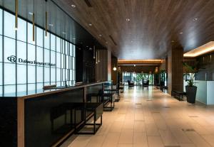 a bar in the lobby of a hotel at Daiwa Roynet Hotel Hakata Reisen PREMIER in Fukuoka