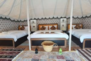 1 Schlafzimmer mit 2 Betten und einem Teppich in der Unterkunft Alsarmadi Desert Camp in Shāhiq