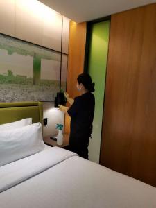 Кровать или кровати в номере Hampton by Hilton Guangzhou Tianhe Sports Center-Free Shuttle Bus to Exhibition During Canton Fair Period
