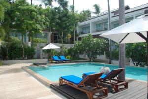 una piscina con tumbonas y sombrilla en 1Gbps Internet Apartment The Park Choeng Mon, en Koh Samui 