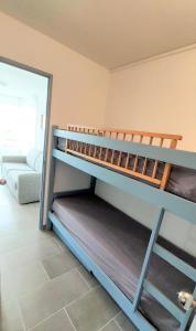 2 literas en una habitación con sofá en Les Soleillades - Plage, piscine, parking!, en Palavas-les-Flots