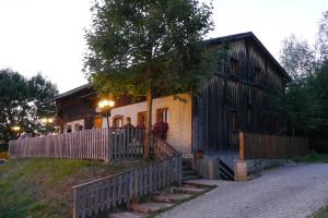 a house with people standing on the balcony of it at Das Waldlerhaus in Lam