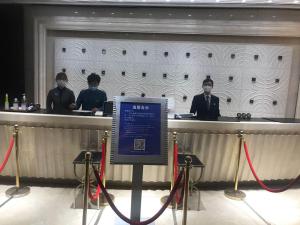杭州的住宿－杭州華辰國際飯店，一群坐在酒吧的三人